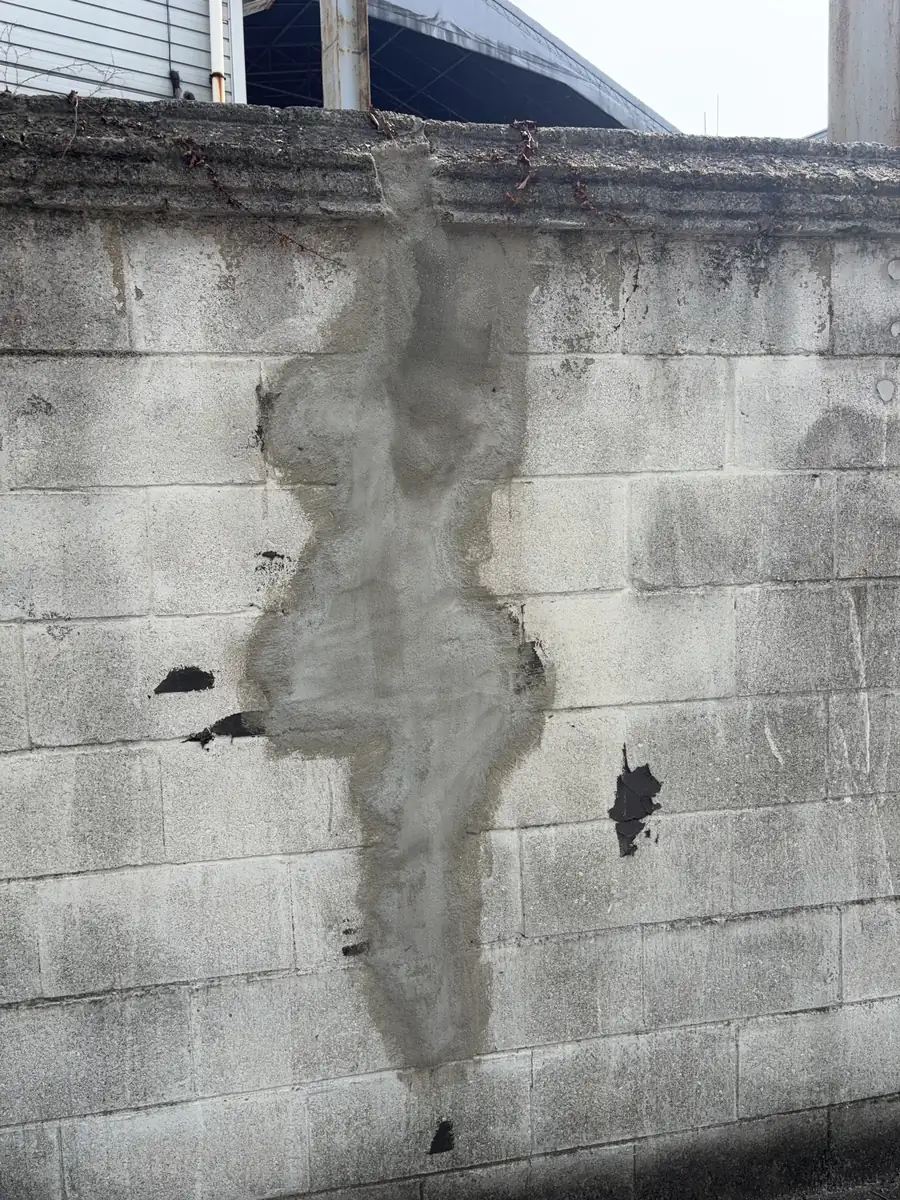 몰탈로 보수한 블록담장 표면 담장보수 부위