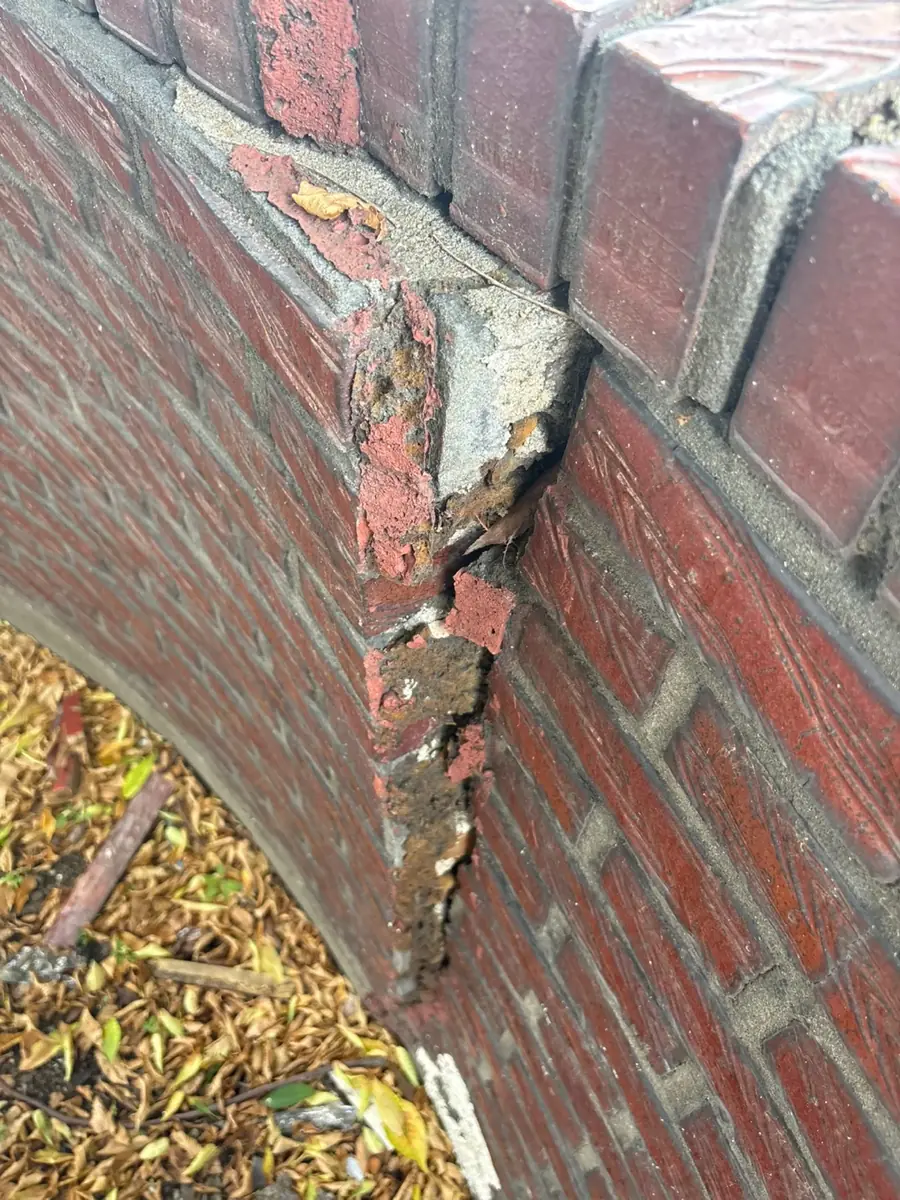 벽돌담장 상단 균열과 벽돌이 밀려난 부위 벽돌담장보수 대상 사진